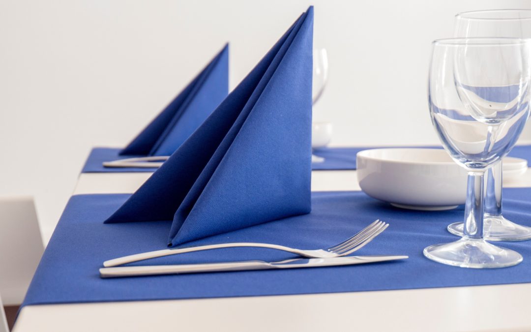 Serviettes en tissu vs serviettes en papier : le match