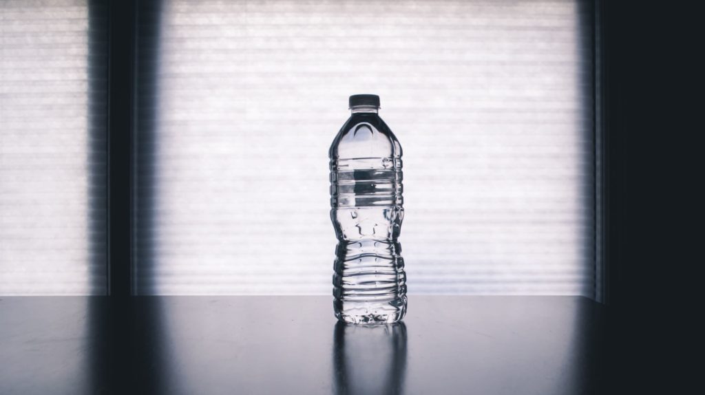 L’eau en bouteille est plus saine que l’eau du robinet ?